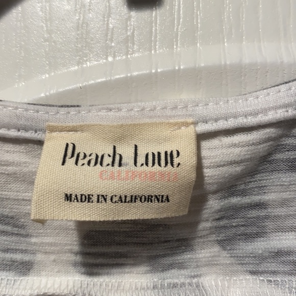 White open shoulder shirt with grey leopard print on sleeves - Picture 2 of 2